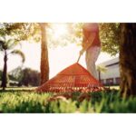 VASSOURA PLASTICA LARANJA 30 DENTES, COM CABO DE MADEIRA DE 120 CM, PARA JARDIM TRAMONTINA - Imagem 2