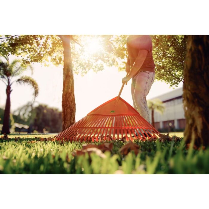 VASSOURA PLASTICA LARANJA 30 DENTES, COM CABO DE MADEIRA DE 120 CM, PARA JARDIM TRAMONTINA - Imagem 2