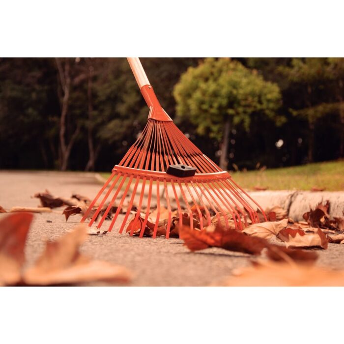 VASSOURA METALICA REGULAVEL 22 DENTES, CABO DE MADEIRA DE 120 CM, P/ JARDIM, PALHETA CHATA TRAMONTINA - Imagem 2