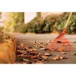 VASSOURA METALICA REGULAVEL 22 DENTES, CABO DE MADEIRA DE 120 CM, P/ JARDIM, PALHETA CHATA TRAMONTINA - Imagem 3