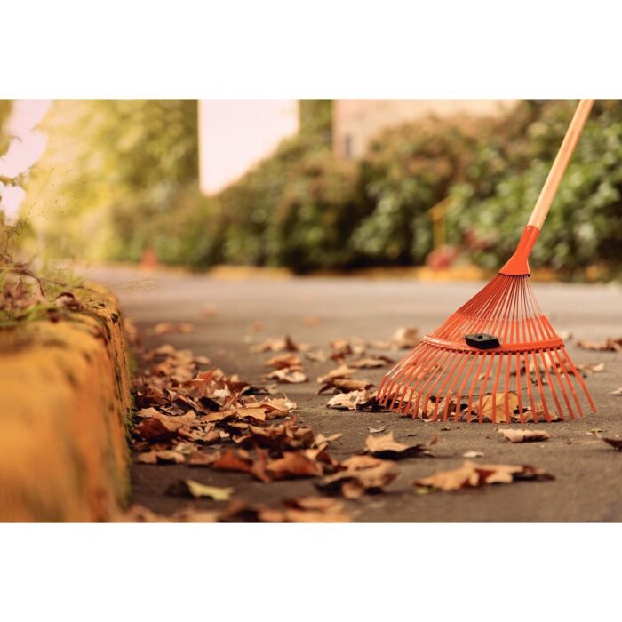 VASSOURA METALICA REGULAVEL 22 DENTES, CABO DE MADEIRA DE 120 CM, P/ JARDIM, PALHETA CHATA TRAMONTINA - Imagem 3