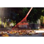 VASSOURA METALICA FIXA 18 DENTES, COM CABO DE MADEIRA DE 120 CM, PARA JARDIM TRAMONTINA - Imagem 2