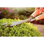 TESOURA PARA CERCA-VIVA, LAMINA METALICA POLIDAS, CABO DE MADEIRA TRAMONTINA - Imagem 4